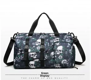 Détail de l'imprimé crâne floral vert sur grand sac fourre-tout avec poches à boucles