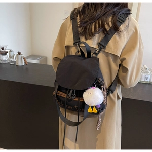 Détail du mini sac à dos en nylon noir avec imprimé Trick or Treat et pendentif en peluche