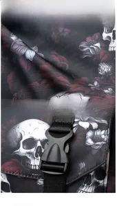 Gros plan du motif crâne et rose sur tissu avec boucle en plastique noir