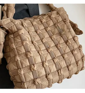 Détail du tissu matelassé kaki avec texture gaufrée douce pour sacs à main élégants