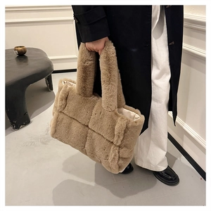 Détail d'un sac cabas en fausse fourrure kaki avec texture douce et motif tressé large