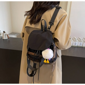 Détail d'un sac à dos en nylon noir avec imprimé Trick or Treat et canard peluche