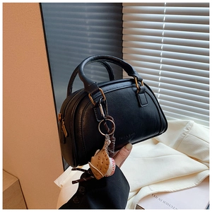 Schicke schwarze Boston-Tasche aus PU-Leder mit Baseball-Anhänger und Goldbeschlägen