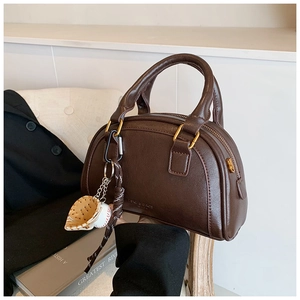 Klassische braune PU-Leder Bowlingtasche mit Baseball-Anhänger für den Herbst-Stil