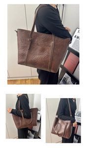 Détail du sac cabas vintage marron avec grande capacité et bandoulière réglable