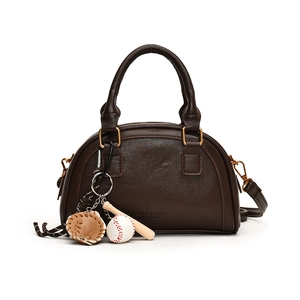 Dunkelbraune PU-Leder Handtasche in Halbmondform mit Schultergurt und Baseball-Anhänger