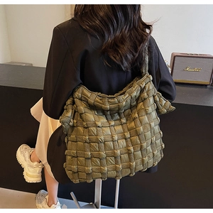 Détail du sac à bandoulière matelassé vert olive avec texture bouffante et grand volume