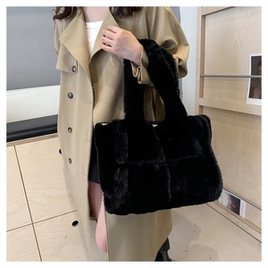 Sac fourre-tout chic en fausse fourrure noire avec trench d'automne en décor minimaliste
