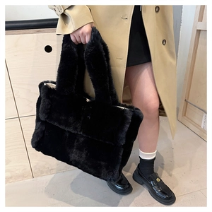Vue détaillée du grand sac cabas en fausse fourrure noire à texture douce et chic