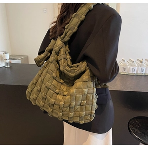 Détail du sac cabas tissé vert foncé avec motif à carreaux rembourré à l'épaule