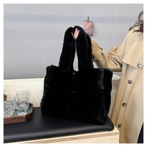 Détail du sac cabas en fausse fourrure noire avec texture peluche et bandoulière