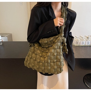 Gros plan sur le sac à bandoulière matelassé vert olive avec des détails plissés