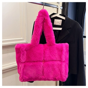 Détail du sac cabas en fausse fourrure rose vif avec un motif matelassé à carreaux