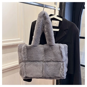 Détail macro du sac cabas tissé en fausse fourrure grise avec texture pelucheuse douce
