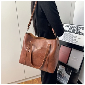 Vue détaillée du sac cabas vintage marron caramel avec texture en cuir premium