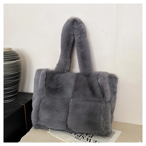 Détail du matériau en fausse fourrure pelucheuse et de la texture matelassée de ce sac gris foncé