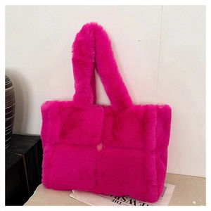 Sac fourre-tout tissé en fausse fourrure fuchsia avec poignée souple pour la mode automne hiver