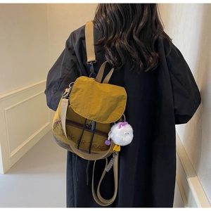 Sac à dos en nylon jaune moutarde avec imprimé Trick or Treat sur un mannequin