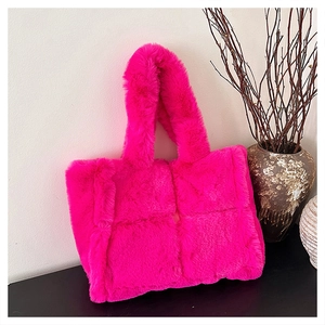 Détail de la texture en fausse fourrure rose vif avec motif à carreaux sur le cabas