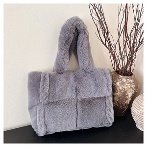 Détail du sac cabas gris en peluche avec texture tissée en fausse fourrure et anse souple