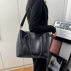 Grand sac cabas vintage noir en cuir à texture litchi avec bandoulières réglables