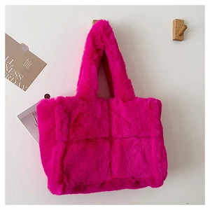 Détail d'un sac à main en peluche rose vif avec fausse fourrure tissée et tissu doux