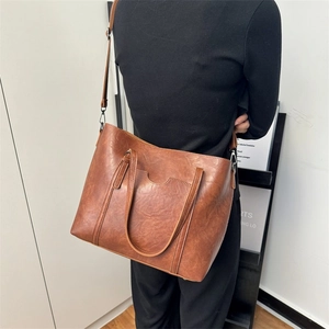 Sac fourre-tout vintage en cuir marron avec bandoulière réglable et grande capacité