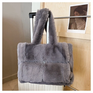Détail du sac fourre-tout matelassé gris montrant la texture douce de la fausse fourrure