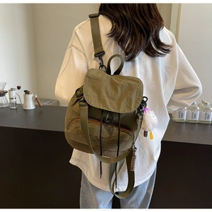 Vue détaillée d'un sac à dos en nylon vert olive avec broderie Trick or Treat sur modèle