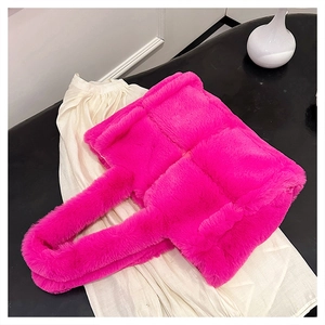 Détail du sac cabas en fausse fourrure rose vif avec motif à carreaux matelassés
