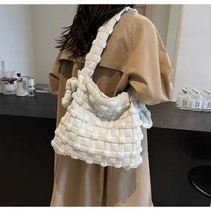 Détail du sac nuage blanc matelassé avec texture tissée bouffante et bandoulière large