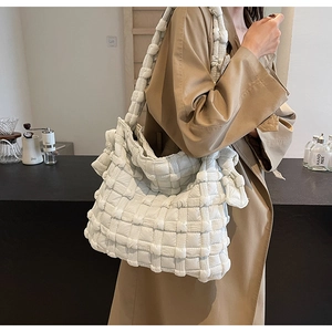 Gros plan détaillé du sac cabas matelassé blanc avec texture en tissu rembourré doux