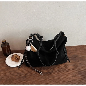 Sac à Épaule Hobo Minimaliste en Daim pour Femmes Grand Sac Fourre-Tout Avec Bandoulière en Nœud de Corde et Accessoire de Pendentif de Baseball