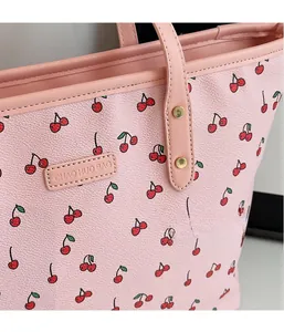 Gros plan sur le cuir PU rose avec motifs cerises et rivets dorés de qualité
