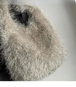 Gros plan sur le tissu en fausse fourrure blanc cassé de ce sac à bandoulière tendance