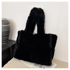Sac fourre-tout minimaliste en fausse fourrure noire douce pour la mode d'hiver