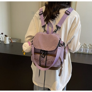 Détail du mini sac à dos violet avec motif Trick or Treat et petit pendentif poussin