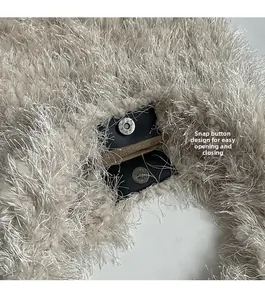 Détail du fermoir magnétique sur sac à main en peluche beige avec renfort cuir