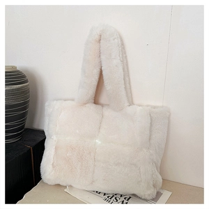 Sac cabas chic d'automne en fausse fourrure avec motif matelassé crème et bandoulière