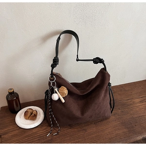 Sac à épaule minimaliste en daim marron chocolat avec poignée en corde noire et breloque baseball