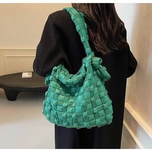 Détail du sac hobo matelassé vert émeraude avec texture tissée et design bouffant