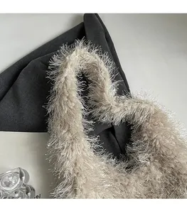 Détail de la texture en fausse fourrure pelucheuse et du connecteur de sangle du sac