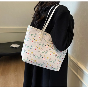 Détail arrière d'un sac cabas chic en cuir PU crème à motif floral porté par un mannequin