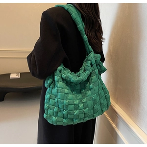 Gros plan détaillé du sac à bandoulière matelassé vert herbe avec texture tissée