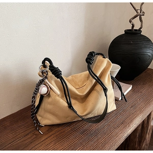 Sac hobo minimaliste en daim gingembre avec bandoulière en corde noire nouée et breloque baseball