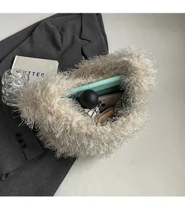 Détail de l'intérieur spacieux d'un sac cabas en peluche avec téléphone et portefeuille