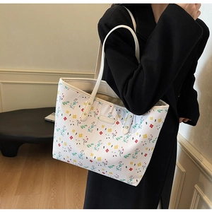 Vue détaillée du sac cabas en cuir PU à motif floral avec des rivets métalliques robustes