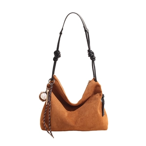 Sac hobo en daim marron avec bandoulière à nœuds noirs et breloque baseball d'automne