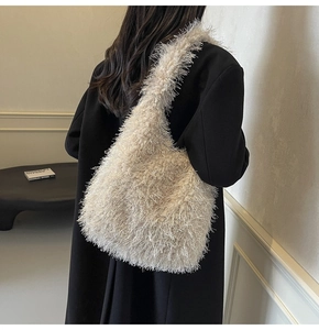 Vue détaillée d'un sac à épaule en fausse fourrure crème duveteuse à la texture très douce