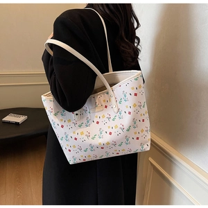 Gros plan détaillé d'un sac cabas blanc en cuir PU avec des motifs floraux colorés